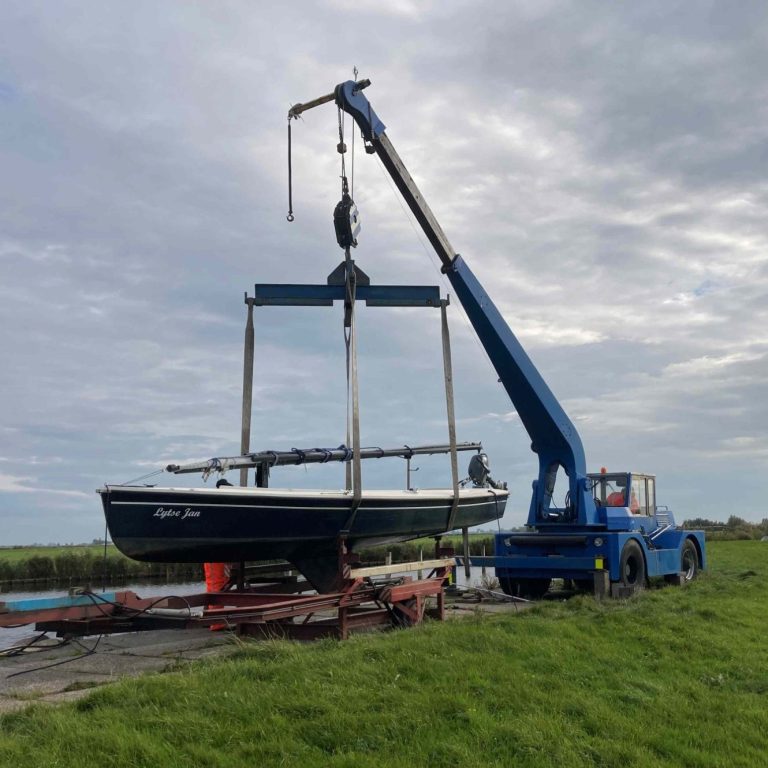 Takelwagen met boot